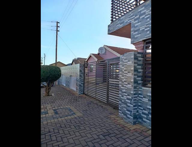 10 BEDROOM HOUSE FOR SALE IN PROTEA GLEN
